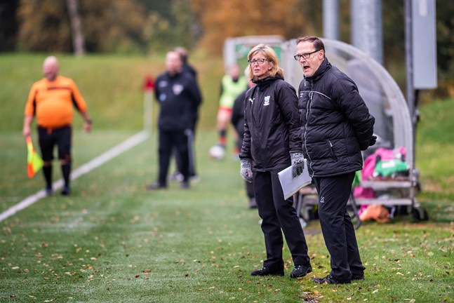 Keijo Paananens FC United är redo för kval. Annika Rajakangas är en av lagledarna.