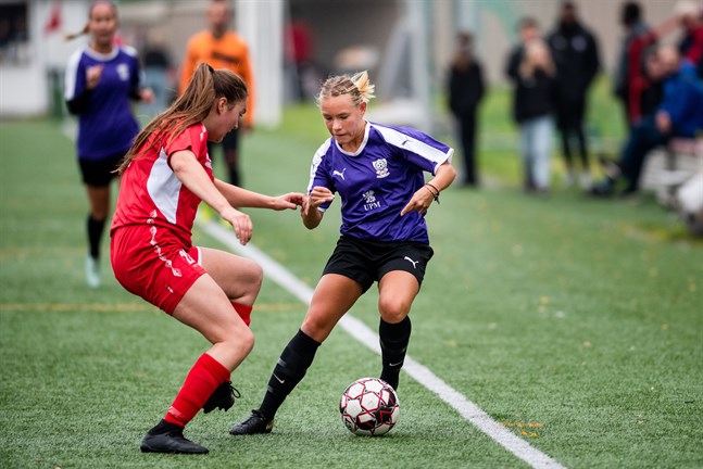 Anna Byggmästar (t.h) gjorde ett mål i den målrika matchen i Jakobstad.