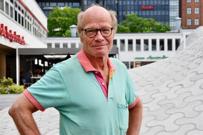 Samlingspartiets tidigare riksdagsledamot Kimmo Sasi kräver att riksdagen ska initiera en utredning av regeringens coronastrategi.