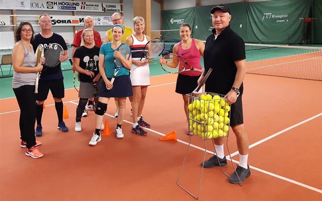 Beatrize Meana-Esteban, Lasse Strömberg, Susanna Kivilehto-Käldström, Olli Ahava, Fredrik Björkvall, Susanne Strömberg, Sofia Riska och Suvi Kattilakoski var på tenniskurs med Olli Rahnasto i Jakobstad.