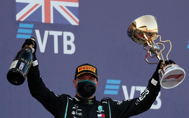 Valtteri Bottas firar sin seger i Sotji.