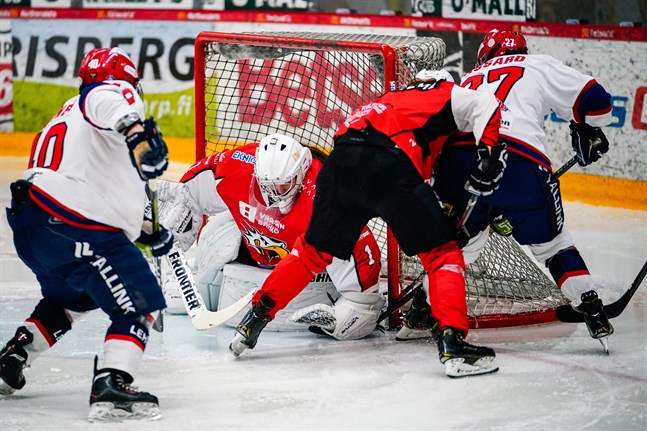 Oona Mäki fick jobba stenhårt mot Helsingfors IFK. Här får hon lite hjälp av Neea Lehtimäki då Emmanuelle Passard och Fanny Jalonen forcerar mot målet.