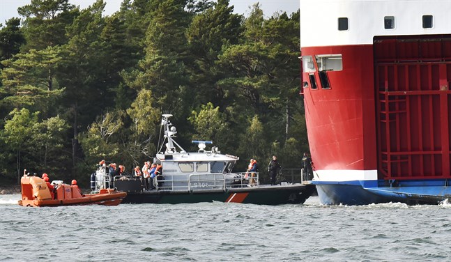 Olycksutredningscentralen analyserar just nu om marinens fynd i farleden har en koppling till Amorellas grundstötning den 20 september.