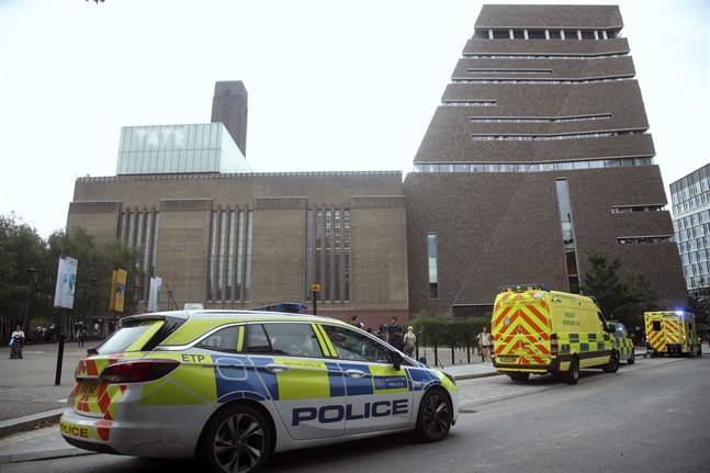 Blåljuspersonal vid Tate Modern när mordförsöket inträffade i augusti 2019. Arkivbild.