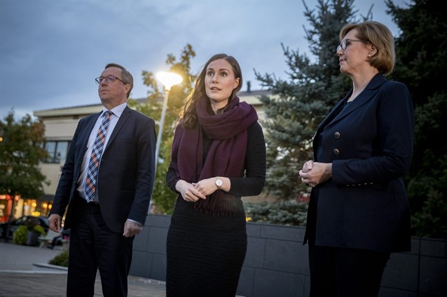 Näringsminister Mika Lintilä, statsminister Sanna Marin och arbetsminister Tuula Haatainen besökte Nestes raffinaderi i Nådendal.