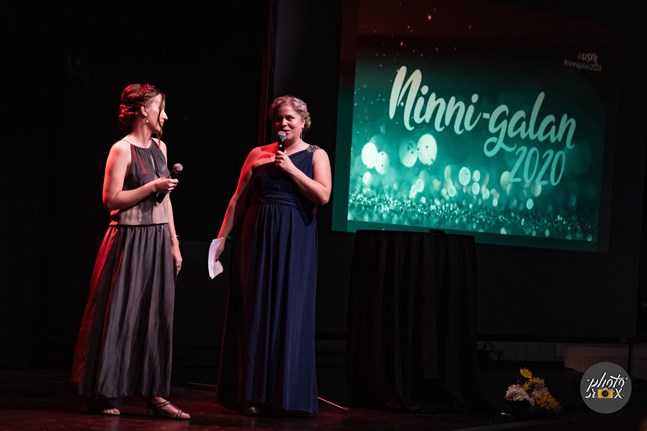 Nea Bäck och Sandra Högström från USM höll tacktalet. USM står för Understödsföreningen för svenskspråkig missbrukarvård.