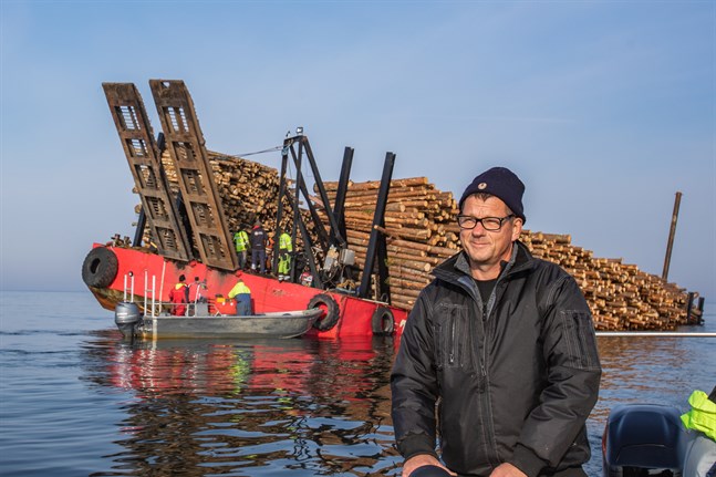 Mikael Hagman har hjälpt till att föra ut allt från pumpar till mat till pråmen.