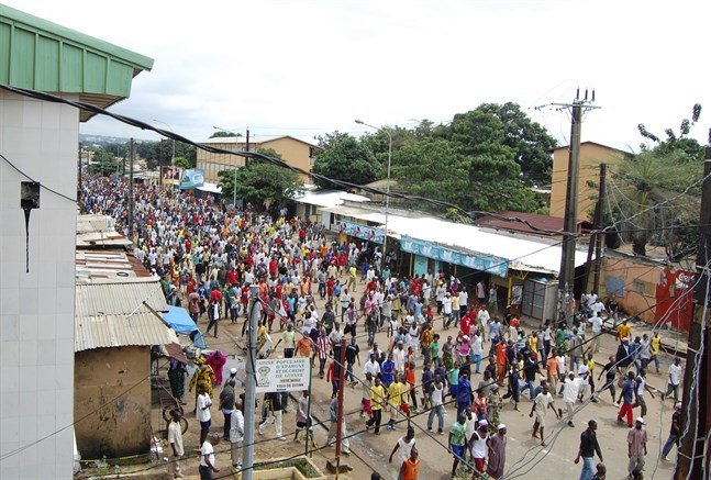 Demonstranter på väg till den idrottsarena i Guineas huvudstad Conakry där säkerhetsstyrkor genomförde en massaker 2009. Arkivbild.
