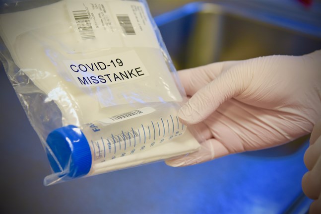 Coronaprovet förseglas i en påse och förses med en varningsetikett innan det skickas till laboratoriet för analys.