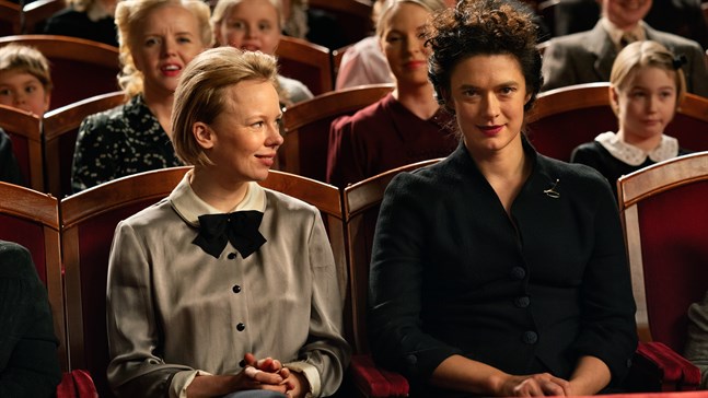 Tove (Alma Pöysti) och Vivica Bandler (Krista Kosonen) inför premiären på Toves pjäs "Mumin och kometen".