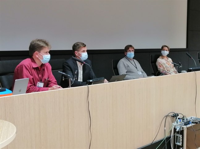 Det var munskydd som gällde då Terho Taarna, Ronnie Djupsund, Marko Rahkonen och Charlotta Uusitalo redogjorde för coronasituationen på Chydenius skola.