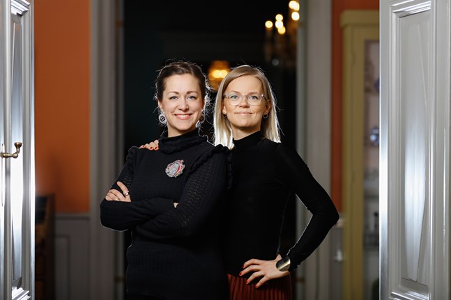 Malin Klingenberg, till vänster, står för texten och Joanna Vikström Eklöv för illustrationerna i ”Den stora seniorkampen”.