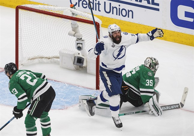Tampa Bays Pat Maroon jublar efter lagkamraten Blake Colemans 0–2-mål.