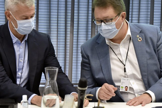 THL:s överläkare Taneli Puumalainen och direktör Mika Salminen medverkar i presskonferensen om coronaläget i Finland.