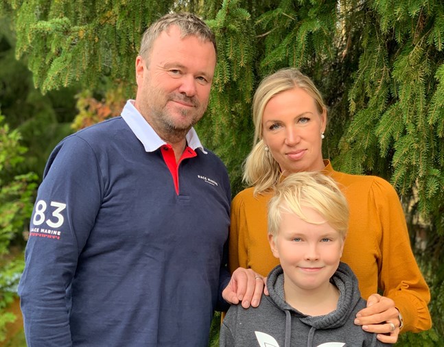 Juha, Paula och Roope Erkkilä vill vara öppna med att det är deras familj som är upphovet till smittkedjan i Chydenius skola. De är glada över att de inte fått några påhopp, utan bara stöd.