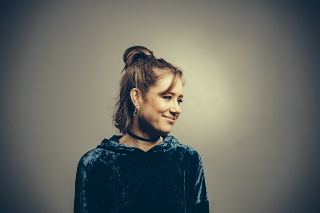 Maja Mannila Band uppträder på festivalen på lördag kväll. Mannila (1997) är en sångare, kompositör och pianist från Helsingfors.