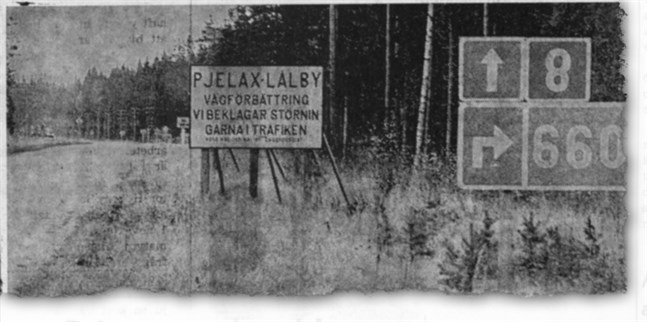 När riksåttan breddas har en rikhaltig skyltflora växt upp från Pjelax vägskäl och söderut, bl.a. denna skylt som uppsatts till bilisternas fromma.