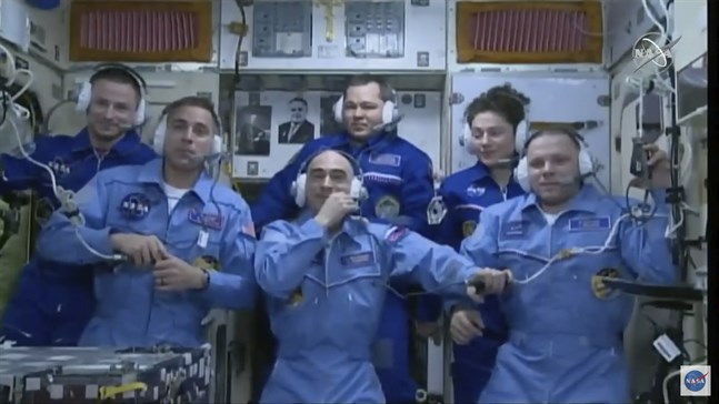 Chris Cassidy, Anatolij Ivanisjin och Ivan Vagner, längst fram i bild, utgör den nuvarande besättningen på ISS. Arkivbild.