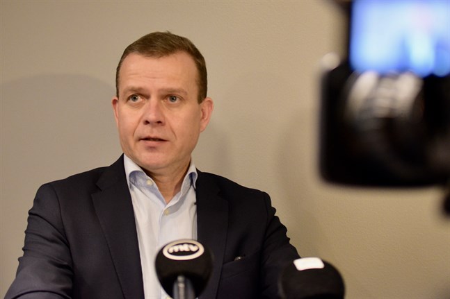 Regeringens ekonomiska politik är totalt ansvarslös, sade Samlingspartiets ordförande Petteri Orpo efter regeringens budgetförhandlingar.