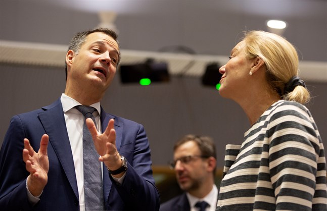 Alexander De Croo, till vänster, i samspråk med Nederländernas utvecklingsminister Sigrid Kaag. Arkivbild från Bryssel.