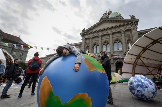 Världens länder och regioner behöver hjälp för att nå klimatmålen. Bilden är från en demonstration i Bern i Schweiz.