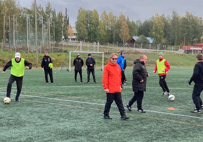 Landslagstränaren Lars Mosander, i röd jacka, har varit i Närpes flera gånger för att utbilda föreningens juniortränare.