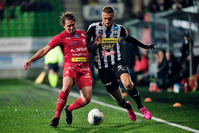 Markus Kronholm var (igen) matchens lirare för Jaro. Här i en närkamp med den tidigare Jarospelaren Samu Alanko, som var bäst i VPS.