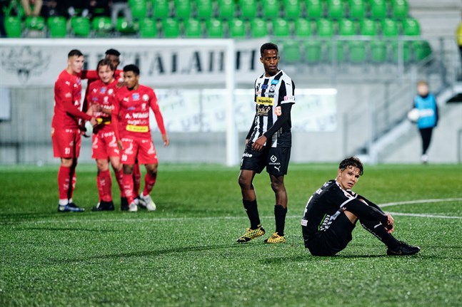 Fabrice Gatambiye och Aatu Laatikainen efter slutsignalen. På två seriematcher har det blivit två förluster mot Jaro.