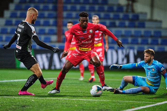 Stanley Amuzie fredar här tillsammans Emil Öhberg Jaros mål mot VPS Samu Alanko.
