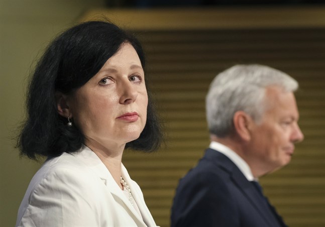 EU:s värderings- och öppenhetskommissionär Vera Jourová och justitiekommissionären Didier Reynders är ansvariga för EU-kommissionens nya årliga rapport om rättsstatsläget. Arkivbild.