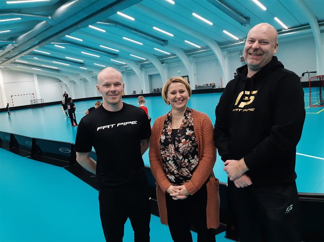 Jonathan Eklund (till vänster), Carolina Isomaa och Markus Åbb ser fram emot den nya innebandysäsongen i Rettighallen.