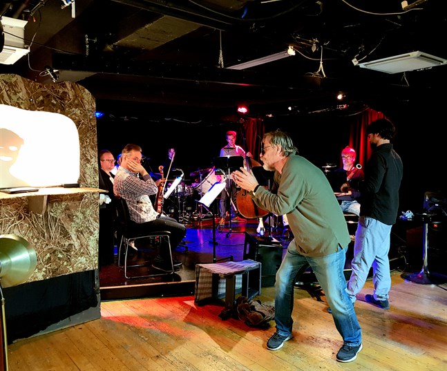 Skådespelaren Lasse Hjelt tolkar alla rollerna i Igor Stravinskijs verk "Historien om en soldat" som framförs på Doo-Bop Club i Vasa.