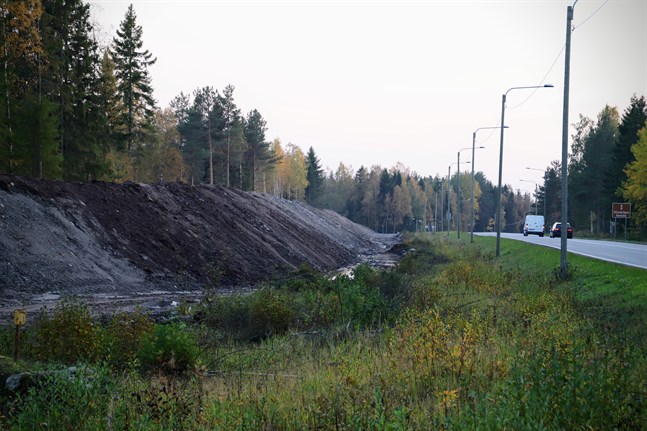 Ful säger en del. Fungerande säger andra. Bullervallen intill Strandvägen delar Malaxbornas åsikter.