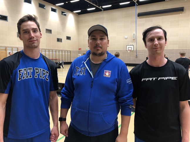 Bröderna Tommi (t.v) och Tuomas Tilus är tillbaka i Nibacos. Här tillsammans med tränaren Jani Ollikainen.