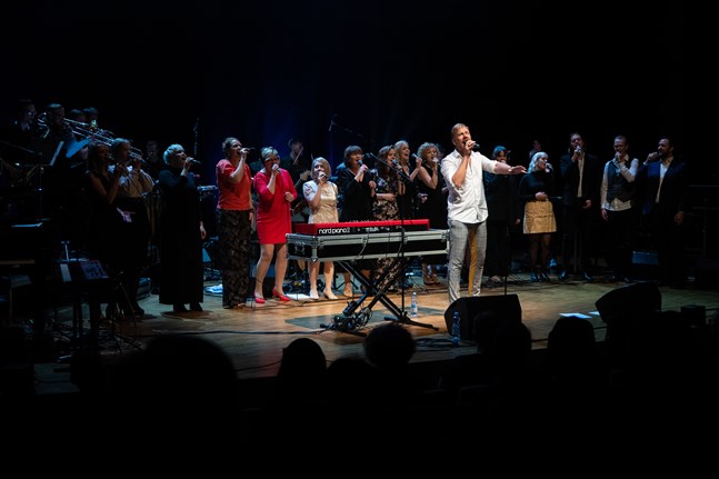 Osmo Ikonen uppträdde för första gången live i Jakobstad under onsdagens konsert.