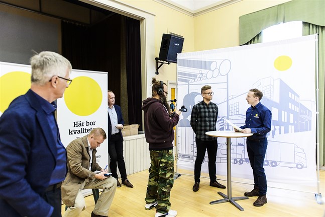 Jarl Sundqvist och Owe Sjölund ser på då Markku Koski intervjuas av Tomas Knuts.