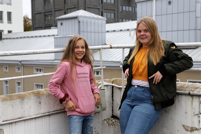 Ellen Kronqvist Storholm och Amelia Backlund laddar inför MGP-finalen. Ellen dansar och Amelia är artist med låten "Gå vägen själv".