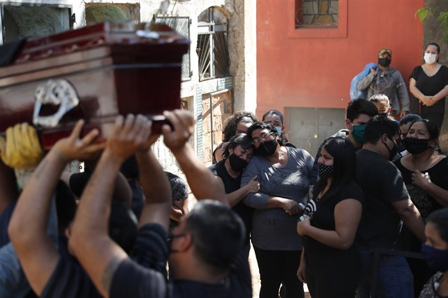Vänner och familj följer taxichauffören Tranquilino Ruiz Cabrera, död i covid-19, till hans sista vila i Paraguay den 22 september. Paraguay har ännu bara rapporterat drygt 800 dödsfall, men Syd- och Mellanamerika är en region mycket hårt drabbad av viruset.