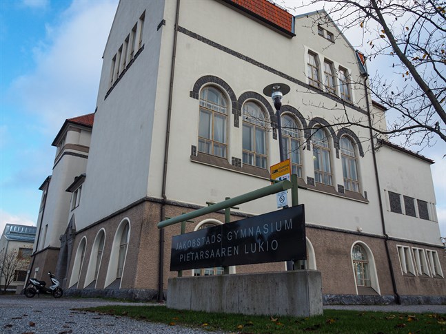 Vi kunde utveckla ett språkgymnasium med möjlighet att studera fler språk än på andra gymnasier, eller ge intensivundervisning på "de vanliga språken", skriver Marita Salmu.