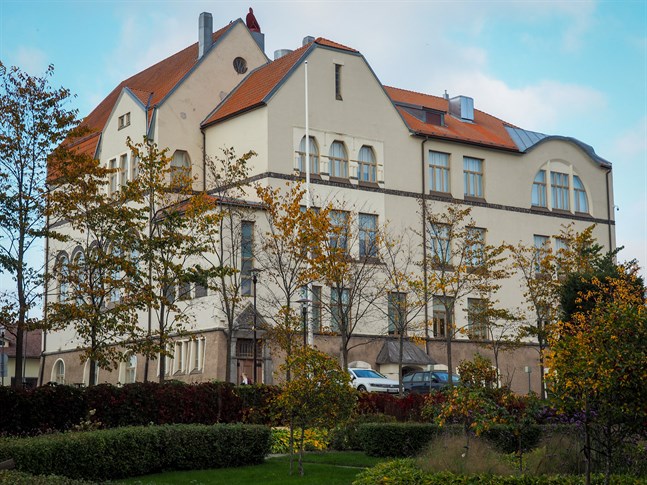 Jakobstads gymnasium och Pietarsaaren lukio.