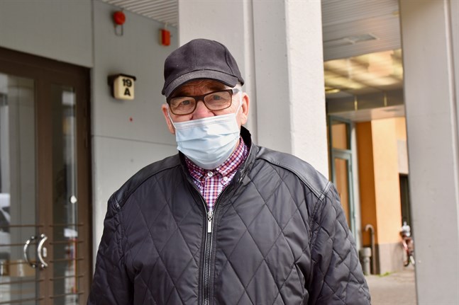 Jukka Saari (Nykarleby) använder munskydd på platser där det finns mycket människor. – Jag tillhör riskgruppen på grund av sjukdom och ålder. På senare tid har jag börjat använda munskydd i butiken och apoteket. Fler skulle gärna få använda munskydd för att skydda sig själv och andra.