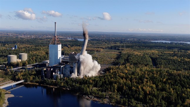 Ut med kolet. Miljökrav stänger anläggningar här men det är inte lika överallt i världen. Bild från sprängningen av skorstenen vid kraftverket i Kristinestad.