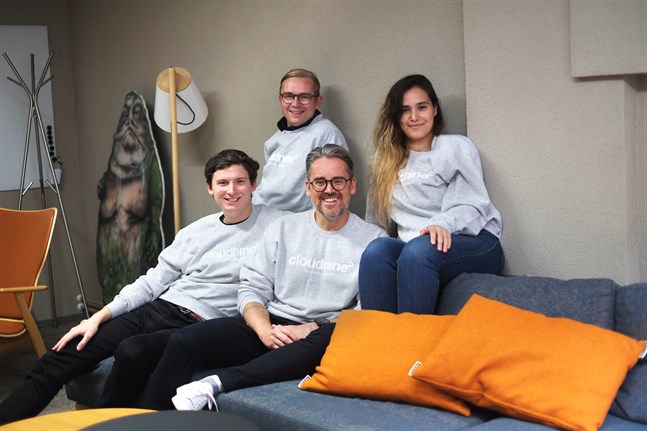 Mikael Östling, i mitten, med sina Mios-kollegor. Till vänster om honom sitter Sergey Smirnov, ovanför sitter Johann Höglund (från Vasa) och till höger Mariem Maiouk.