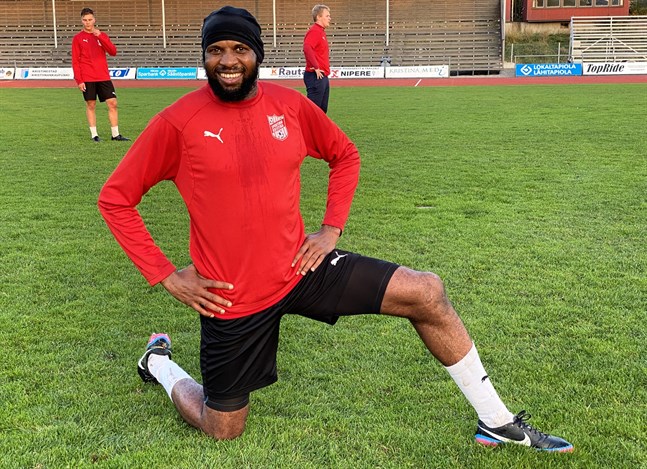 Sporting Kristina har fått vänta ett bra tag på att få in sin meriterade förstärkning. Men nu är Ousman Jallow på plats i Kristinestad.