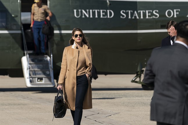 Donald Trumps tidigare kommunikationschef Hope Hicks reste tillsammans med presidenten så sent som i onsdags, då denna bild togs i Maryland.