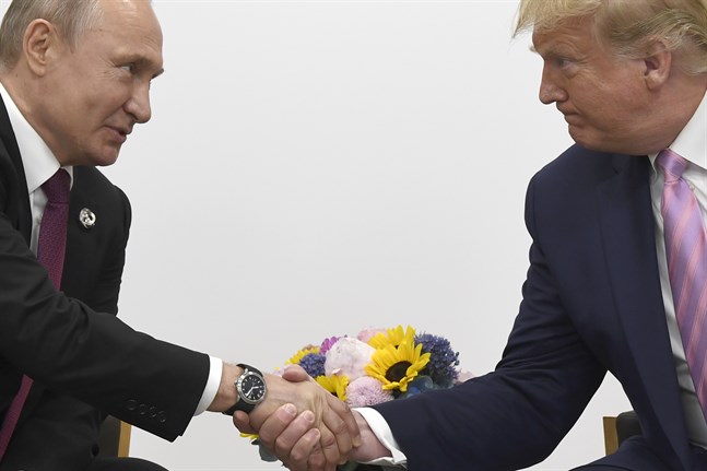 Vladimir Putin och Donald Trump skakar hand i samband med G-20-mötet i Osaka i Japan i fjol somras.