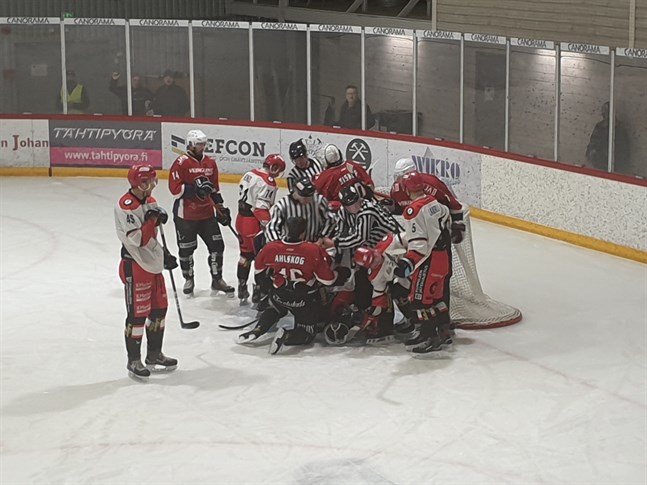 Mycket trafik framför Mathias Biskop i hemmamålet.