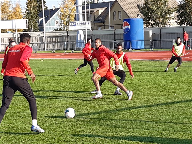 Anthony Olusanya gör sig spelbar på Jaros korta men intensiva småspelsträning.