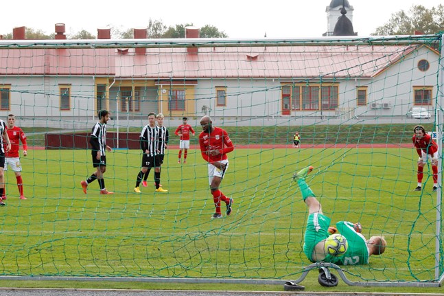 Ousman Jallow visade klass med två mål mot VPS Akatemia. Ett av dessa kom från straffpunkten.