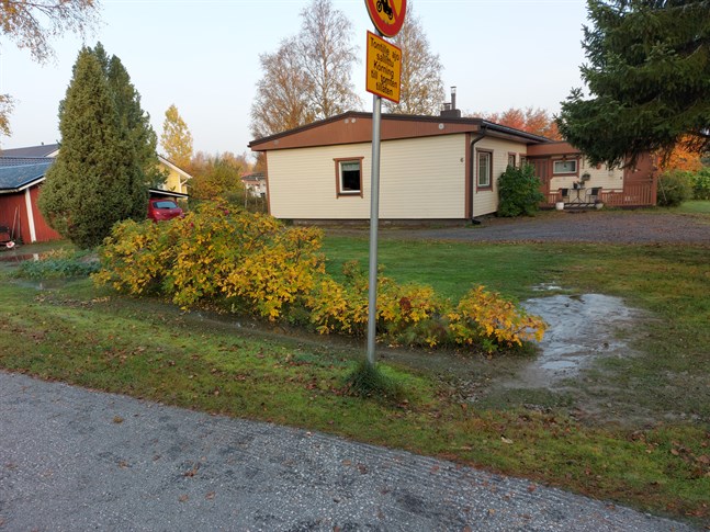 En vattenledning sprack på Tararantvägen på lördagsmorgonen.